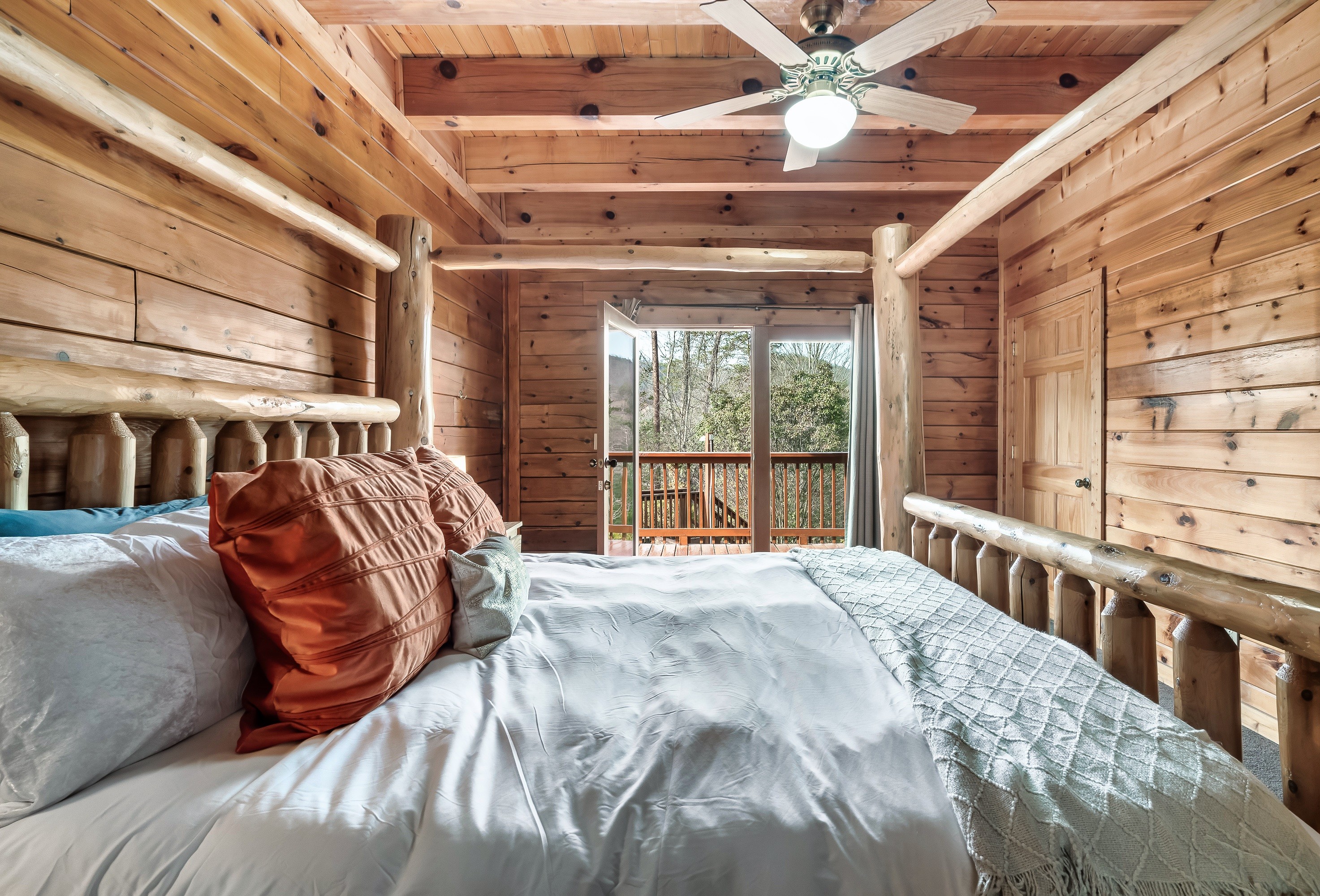 King Suite with fireplace and Jacuzzi